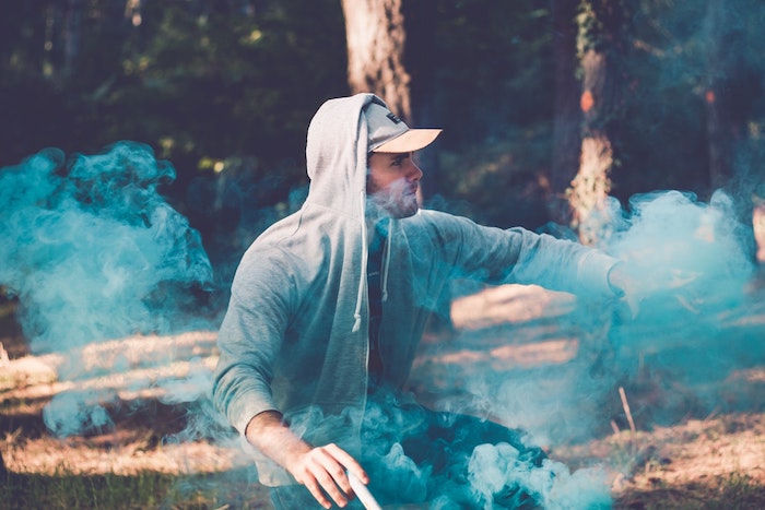 Garçon photo swag avec fumes colorés en bleu, forêt photo homme, images swag, comment faire une photo swag