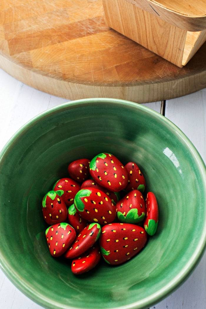 réaliser des galets fraises à la peinture acrylique, déco de jardin avec des galets fraises, peinture sur galets pour réaliser une jolie déco de jardin