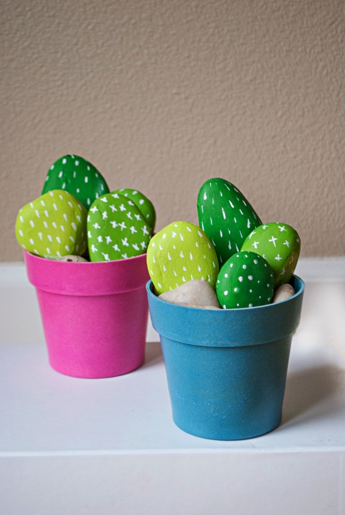 que faire avec des galets, des pots de faux cactus galets rrpeints en teintes du vert, idée deco galet cactus