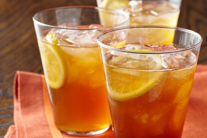 exemple de boisson detox fruitée sans sucre ajouté, comment servir un ice tea avec tranches de citron et glaçons
