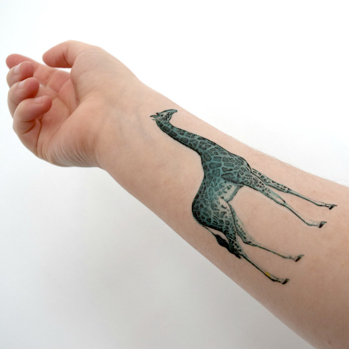 tatouage avant bras femme, giraffe, tatouage giraffe monochrome, tatouage femme animal réalistique