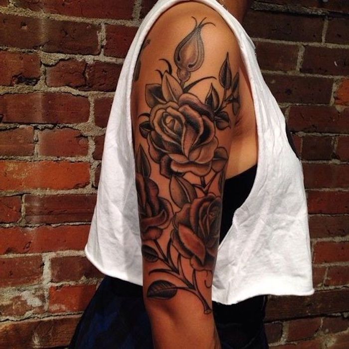 tatouage bras femme, mur en briques, boutons, roses, robe d'été, débardeur blanc, modele tatouage monochrome