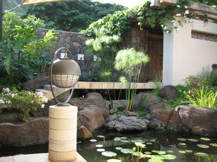 petit jardin style japonais, lac avec plantes aquatiques, escalier blanc avec terrasse, plantes grimpantes