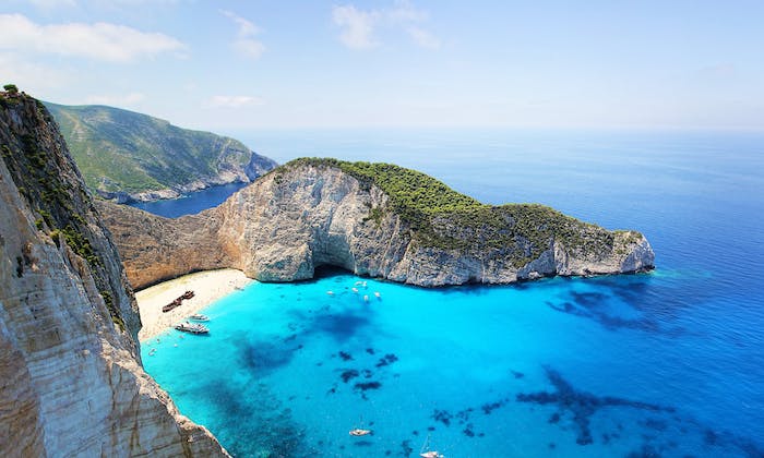 Zante Grèce image de paysage, fond d'écran été, beauté stupéfiante de la nature avec les eaux bleu claires et les colins verts et rochers blanches 