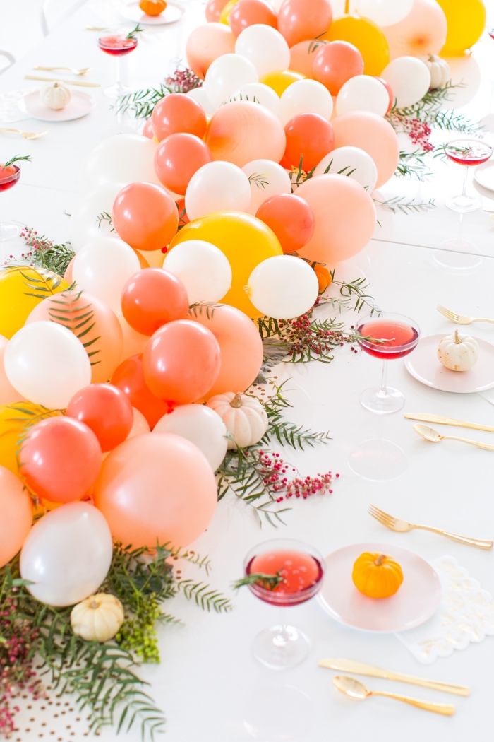 chemin de table en ballons, nappe blanche, décoration table mariage bucolique, guirlande de ballons et citrouilles mini 