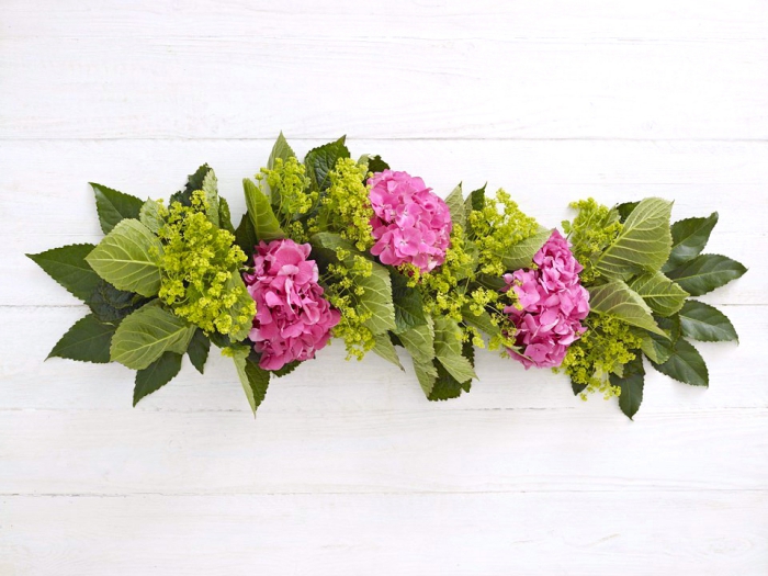 arrangement de fleurs et feuilles à faire soi-même, decoration de table fraiche et jolie