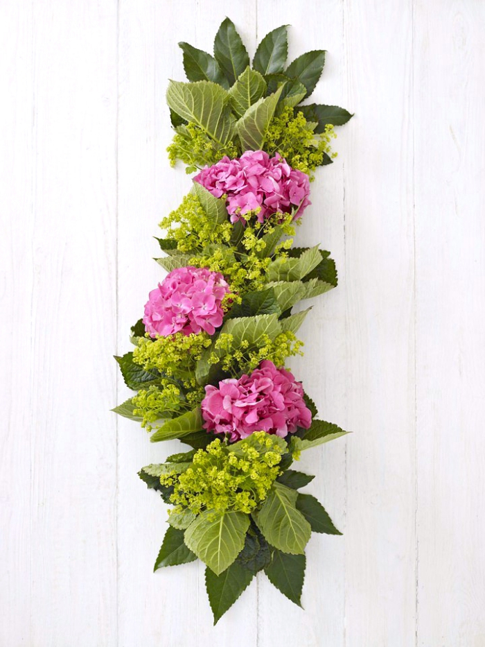 guirlande de fleurs et de feuilles fraîches, hortensias, alchemille, feuilles de hortensia, chemin de table, idee deco table