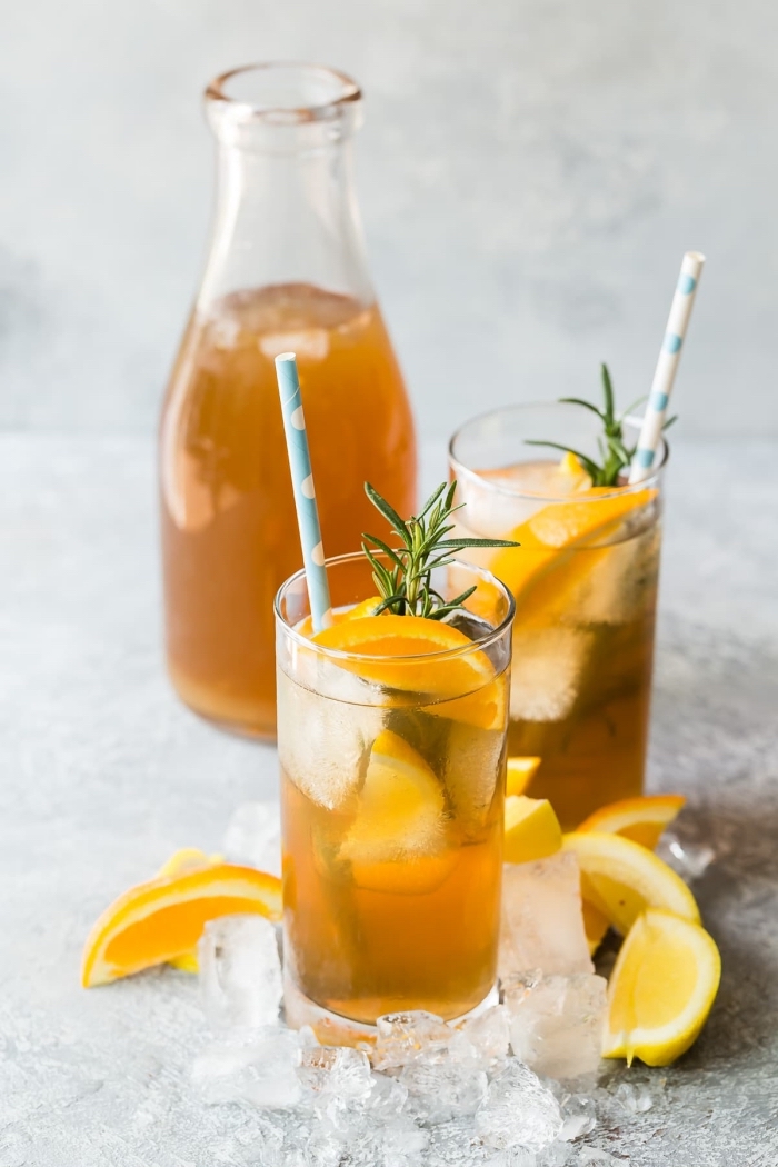 ice tea maison recette facile, comment préparer un thé glacé avec tranches d'orange, idée boisson froide aux fruits et herbes