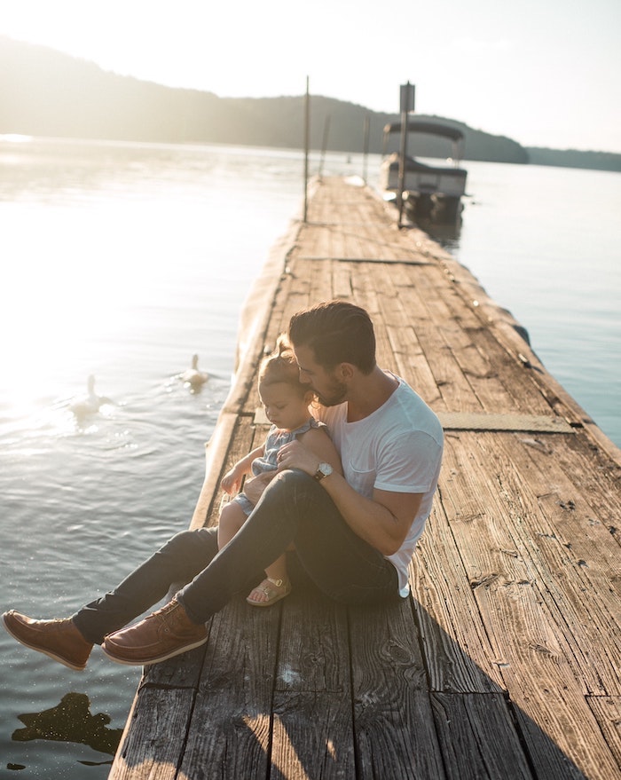 Enfant et père sur un quai, fond d écran paysage, les plus belles images du monde lac au coucher de soleil