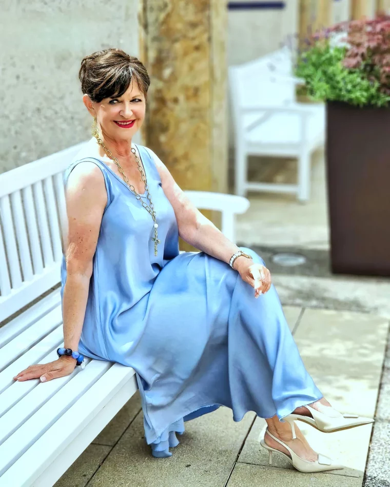idee de robe pour femme 50 invitee mariage robe bleu en satin