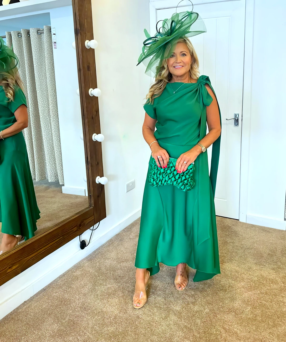 idee de tenue pour la mere de la mariee robe verte chapeau