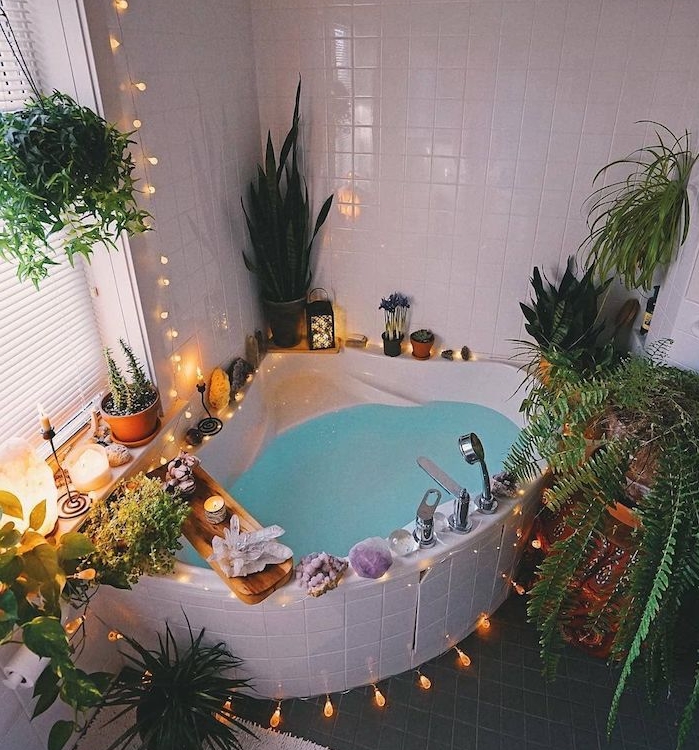 baignorie d angle dans une salle de bain boheme romantique, carrelage blanc classique, guirlande lumineuse et lumières romantiques, quelle plante salle de bain pour une touche jungle