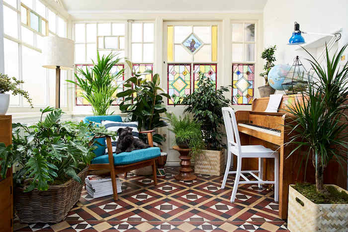 carrelage salon oriental, piango et fauteuil bois à coussin bleu, idée plante d intérieur en pot par sol et sur table, vitraux colorés