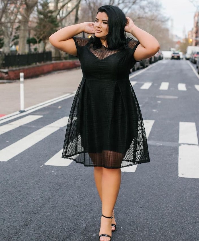 exemple de robe grande taille femme moderne couleur noire avec jupe transparente au dessus d une autre jupe moulante et manches transparentes