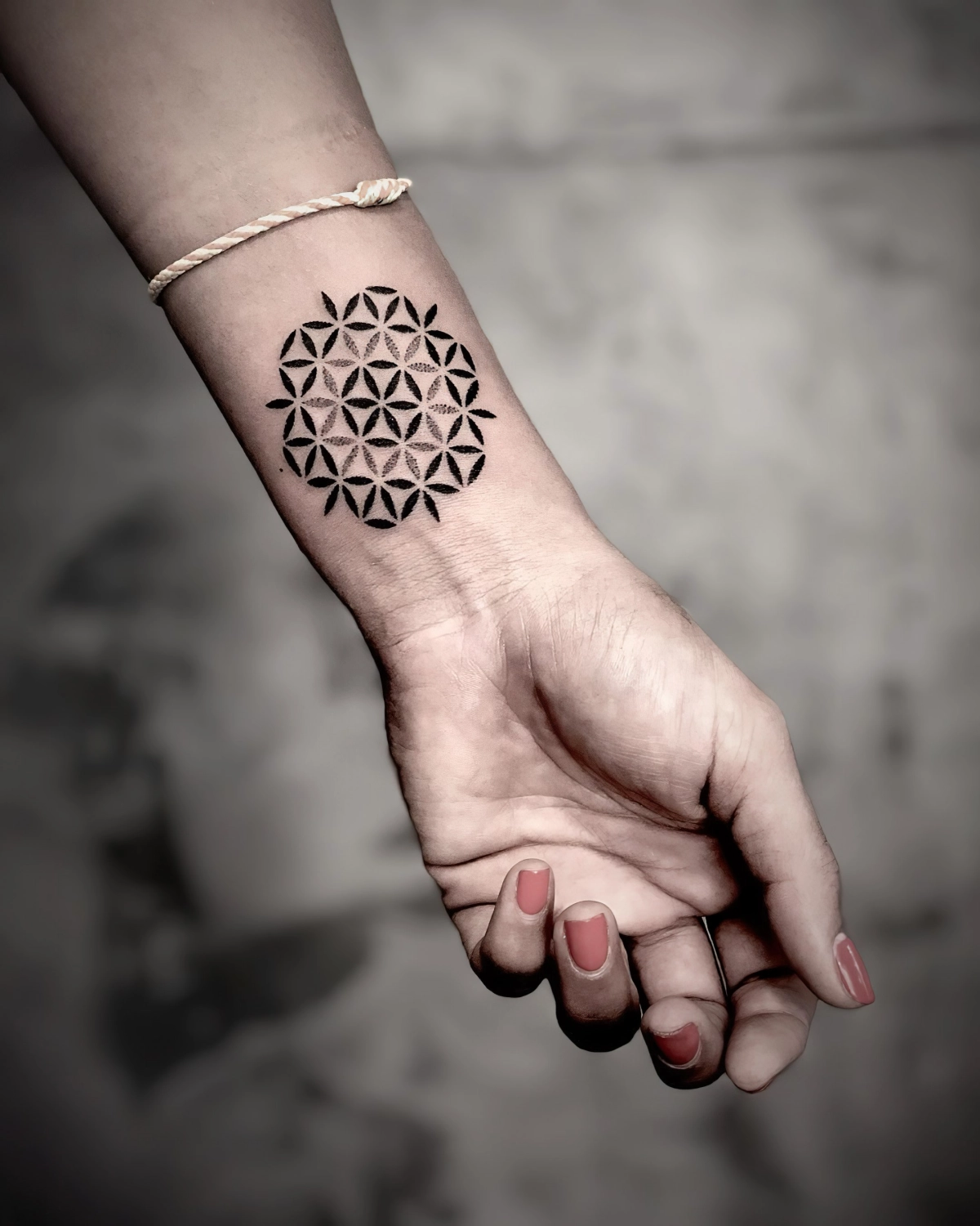 idee tatouage energie positive ongles vernis orange bracelet cuir poignet dessin