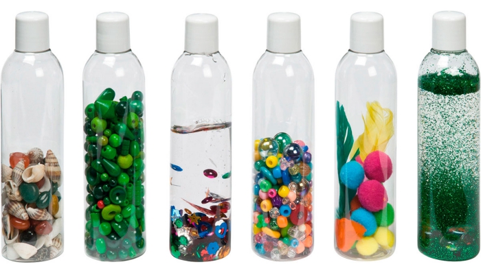 modèles de bouteilles en verre personnalisées, idée activité montessori facile et rapide, remplir une bouteille avec coquillage