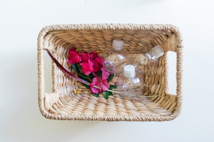 tutoriel facile pour faire un jouet ludique, idée montessori à la maison, petit contenant en verre à remplir avec fleurs