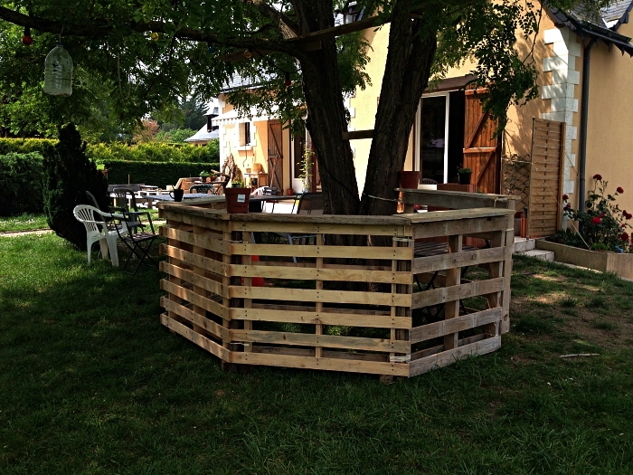 meuble avec palette en bois pour le jardin, aménager un bar de jardin en palettes autour d'un arbre