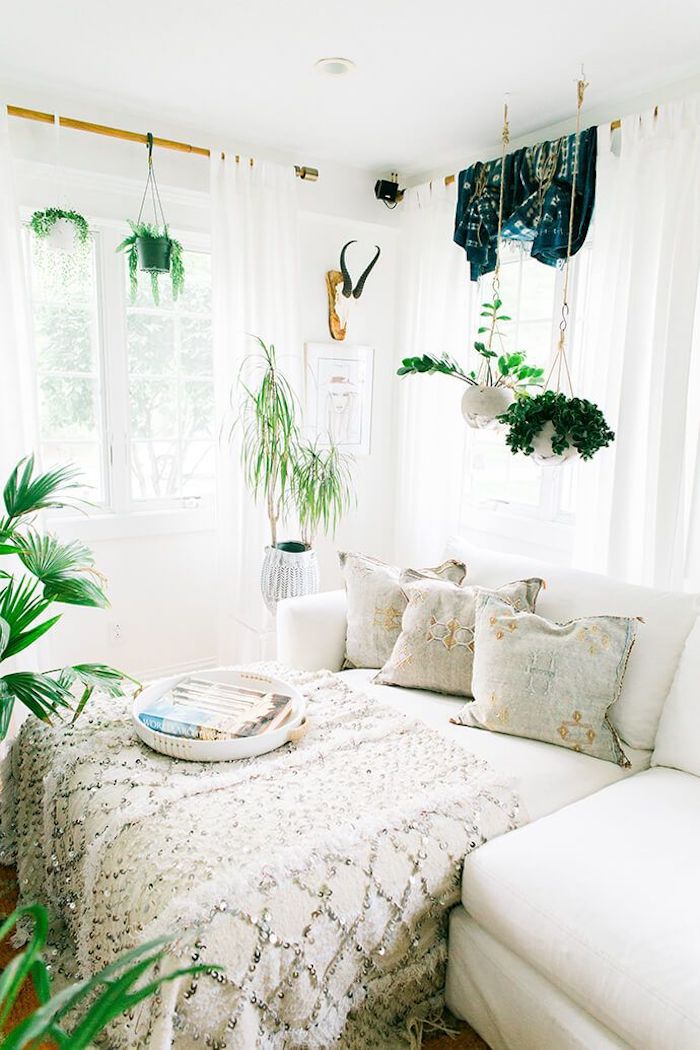 Chambre à coucher blanche, plantes vertes, décoration bohème, deco ethnique chic, coussin berbere, style boheme chic