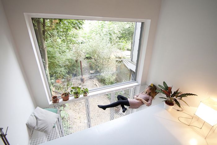 deco minimaliste en blanc avec hamac d interieur original avec vue sur l exterieur par une grande fenetre, plantes vertes autour