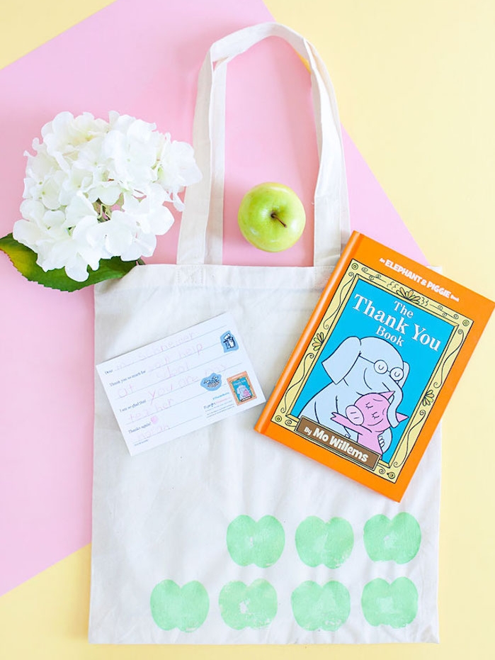 sac en tissu à motif pomme vert avec livre pour professeur, pomme et fleur blanche, cadeau maîtresse école