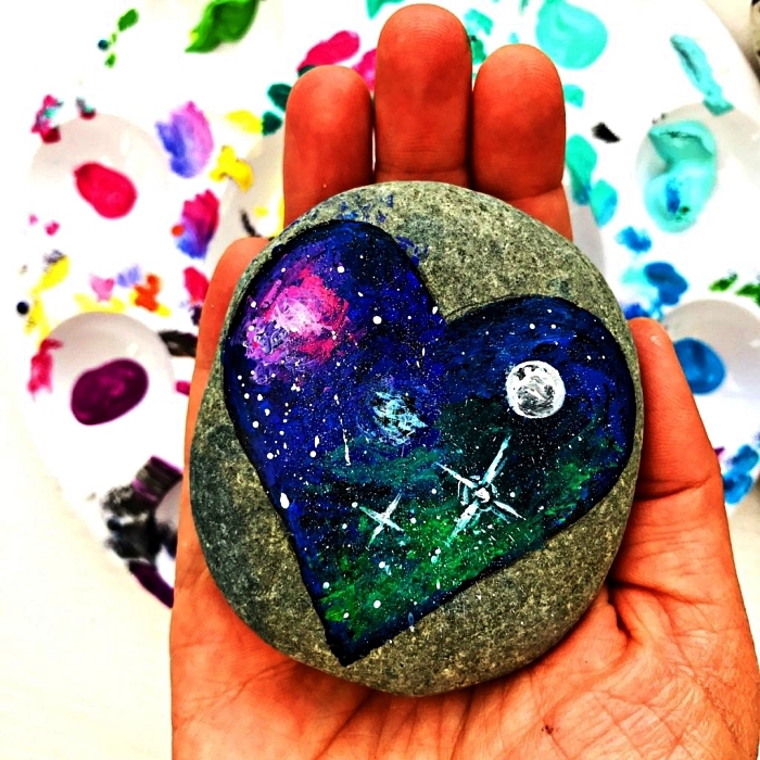 galet peint avec coeur aux couleurs de la galaxie, galets décorés pour un cadeau personnalisé original