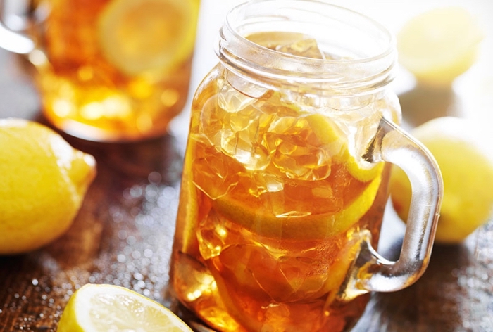 quel contenant pour servir un thé glacé, recette thé glacé vert au citron, idée de boisson rafraîchissante pour l'été sans sucre