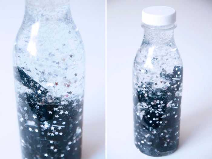 fabriquer un jouet montessori facile, comment remplir une bouteille en verre avec eau et paillettes pour en faire un jouet bébé
