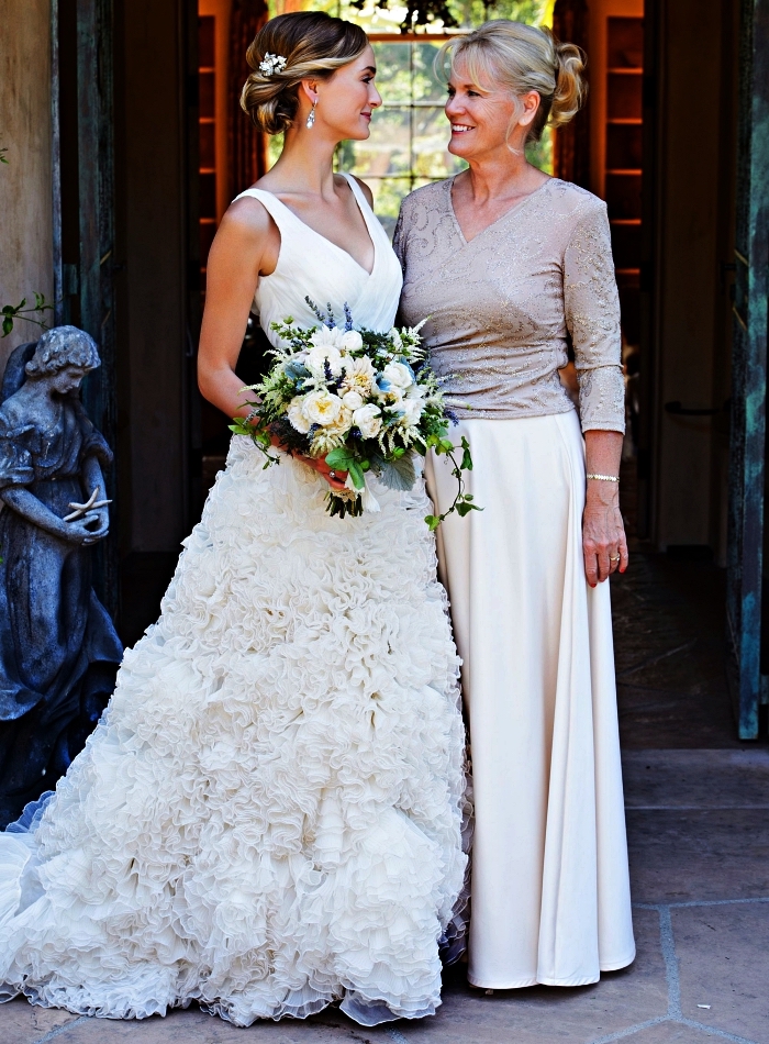 ensemble pour mère de la mariée, blouse élégante à décolleté en v combinée avec une jupe longue en mousseline dans la même tonalité