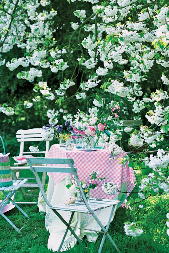 deco table à l'extérieur, chaises turquoises, arbre fleuri, décoration table anniversaire