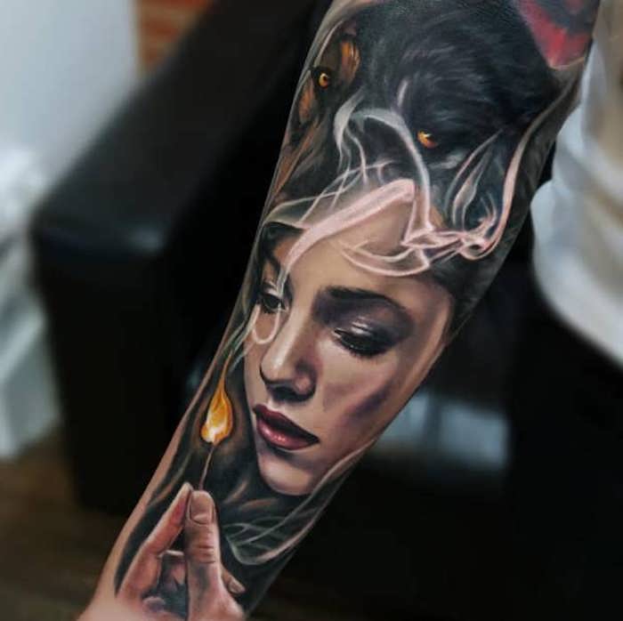tatouage femme symbolique, loup noir, allumette, image de jeune femme, animal totem