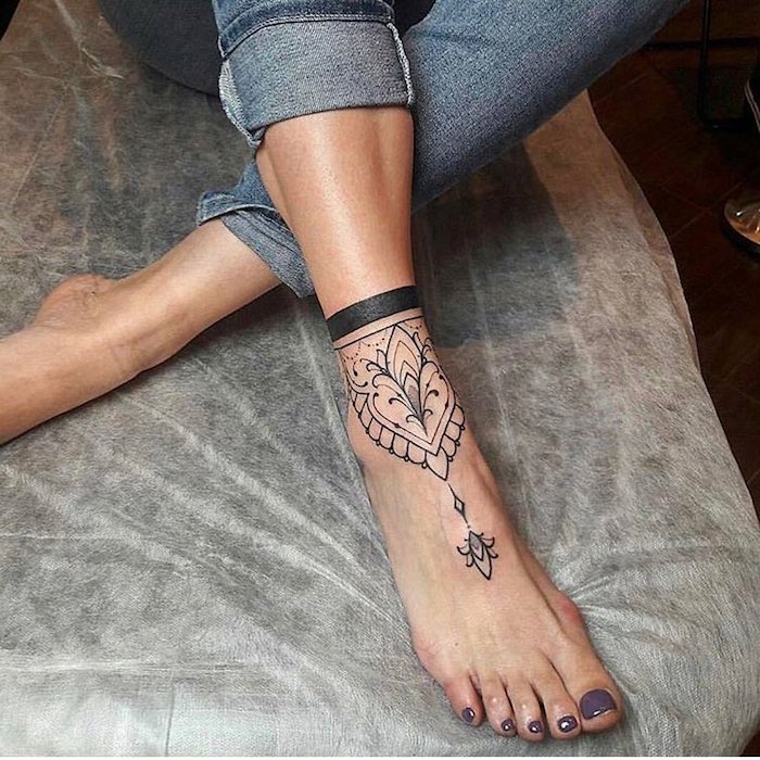 tatouage pied femme, tatouage henné, bracelet de cheville, jeans bleus, modele tatouage chic