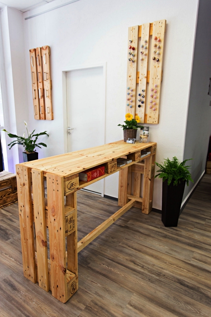 meuble de bar mange-debout réalisé en palettes avec espace rangement, idée de meuble palette bois pour aménager un coin repas 