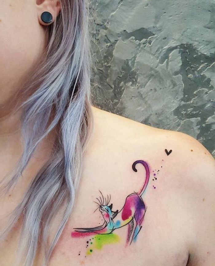 tatouage chat aquarelle sous la clavicule de jeune femme, cheveux couleur bleu galaxy