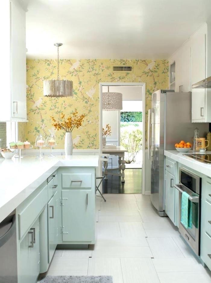 Jaune mur papier peinte avec motif d'oiseaux, objet deco cuisine, créer la bonne atmosphère, bleu formica cuisine