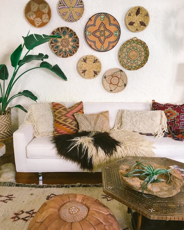 Deco salon style ethnique, décoration murale sur mur blanc, canapé blanc, plante verte, table bois hexagon 