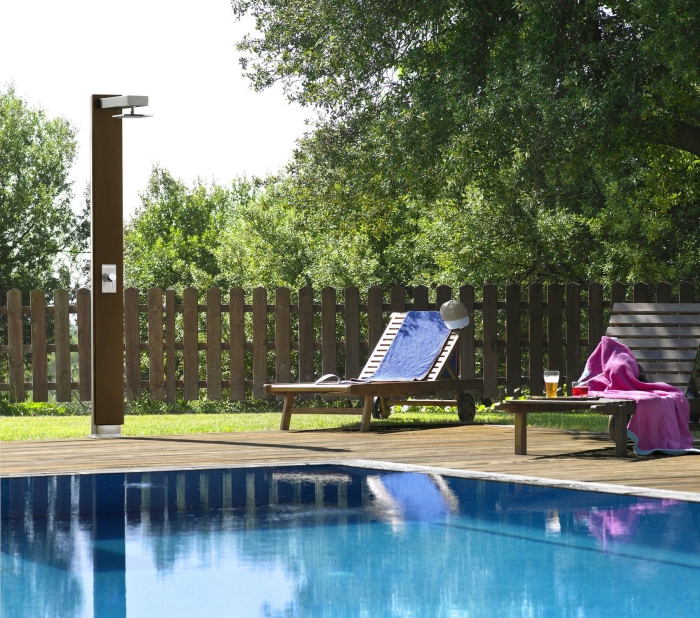 décoration de jardin avec piscine rectangulaire et coin de repos en sol bois, meubles de jardin en bois, modèle douche piscine solaire