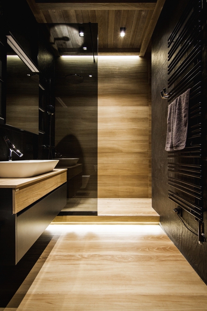 modèle salle de bain noire petit espace, déco salle de bain en noir et bois avec plafond poutres apparentes en bois foncé