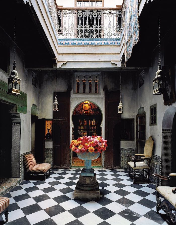 Orientale déco entrée idée avec grande vase de fleurs, hotel à Maroc, simple deco boheme berbere 