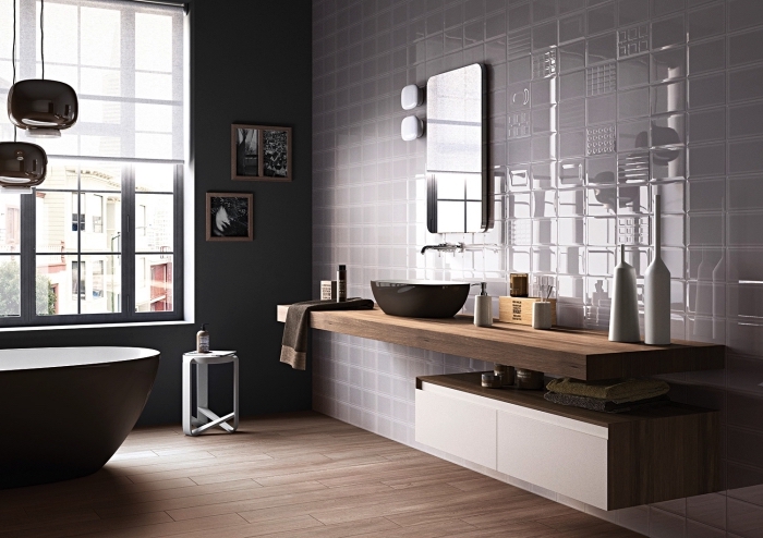 décoration salle de bain aux murs foncés avec peinture gris anthracite et carrelage, idée meuble sous vasque en bois