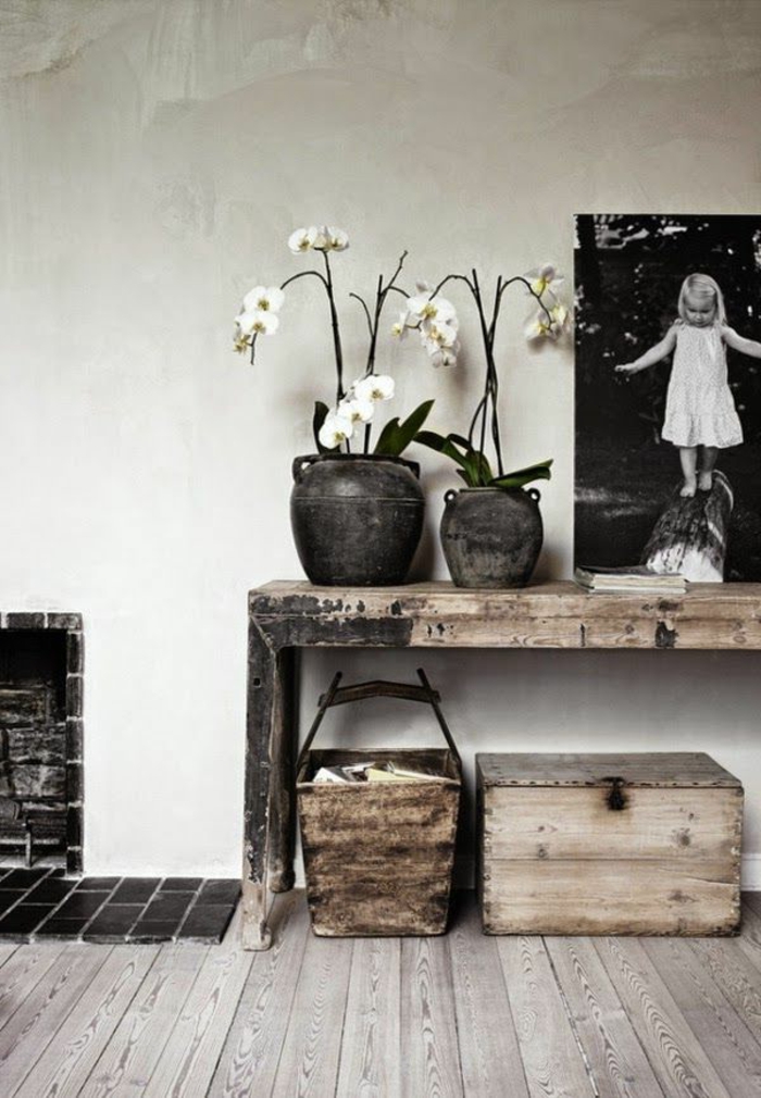 déco de console en bois, grands pots en argile, photographie noire et blanche de petite fille, caisson en bois, sol en planches rustiques