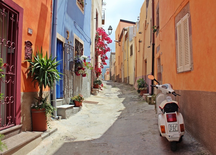 Petite rue en Italie avec un vespa se promener dans un ile, image de fond, paysage paradisiaque, magnifique photo coloré maison 