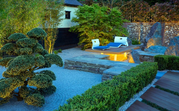 jardin japonais, gravier pour jardin japonais, bonsai, haie tondue, terrasse surélevée avec chaises-longues, mur en pierre, muret en pierre