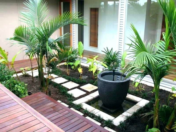 aménagement terrasse et jardin photo, grande fontaine, terrasses en bois, palmiers, maison moderne