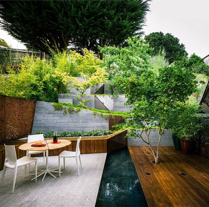 espace paysager moderne, terrasses en bois, arbres, parterres surélevés, jardin plusieurs étages
