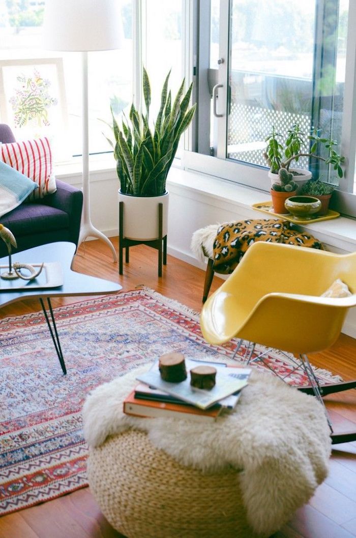Pouf meuble de déco, chaise balançoire jaune, table basse forme irrégulière, coussin berbere, chambre boheme, pièce moderne ethnique