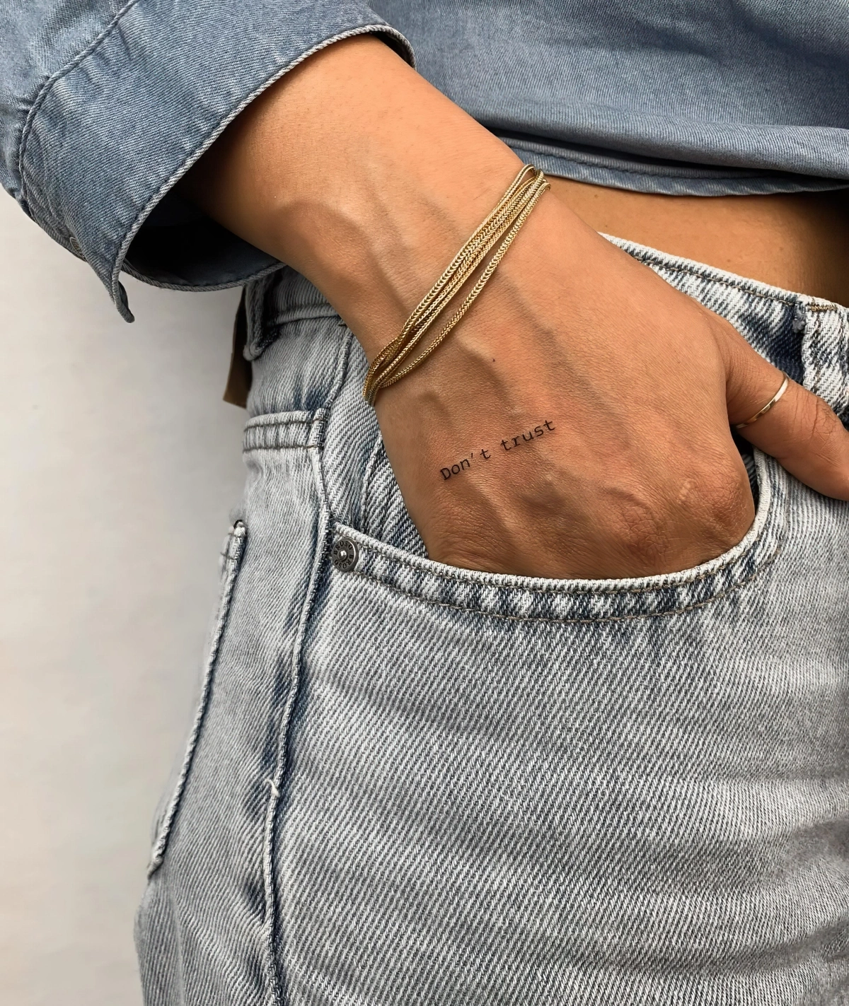 jeans clairs chemise denim bracelets bagues bijoux femme tatouage lettre