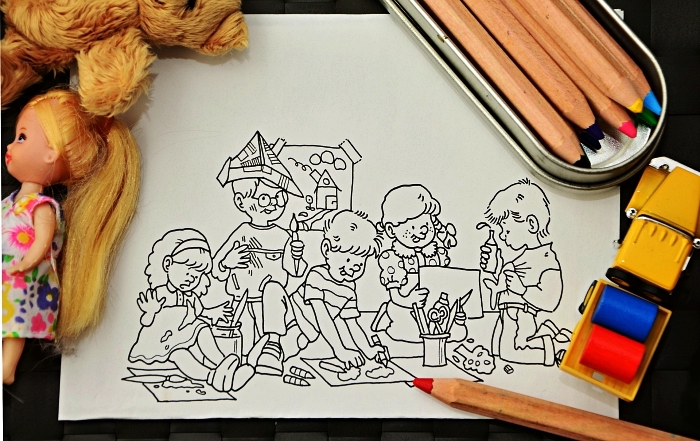 activités et jeux coloriage pour les plus petits, coloriage à dessin enfants faisant de l'art, idée de dessin coloriage pour fille et garçon