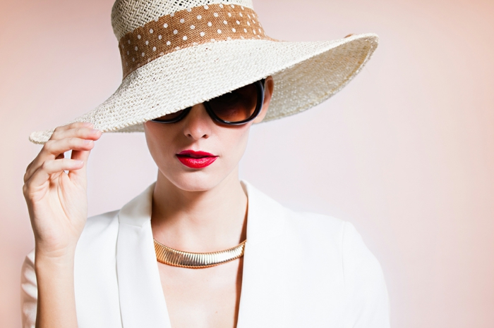 chapeau avec périphérie, chapeau femme paille, collier statement, rouge à lèvres rouge, lunettes de soleil oversize
