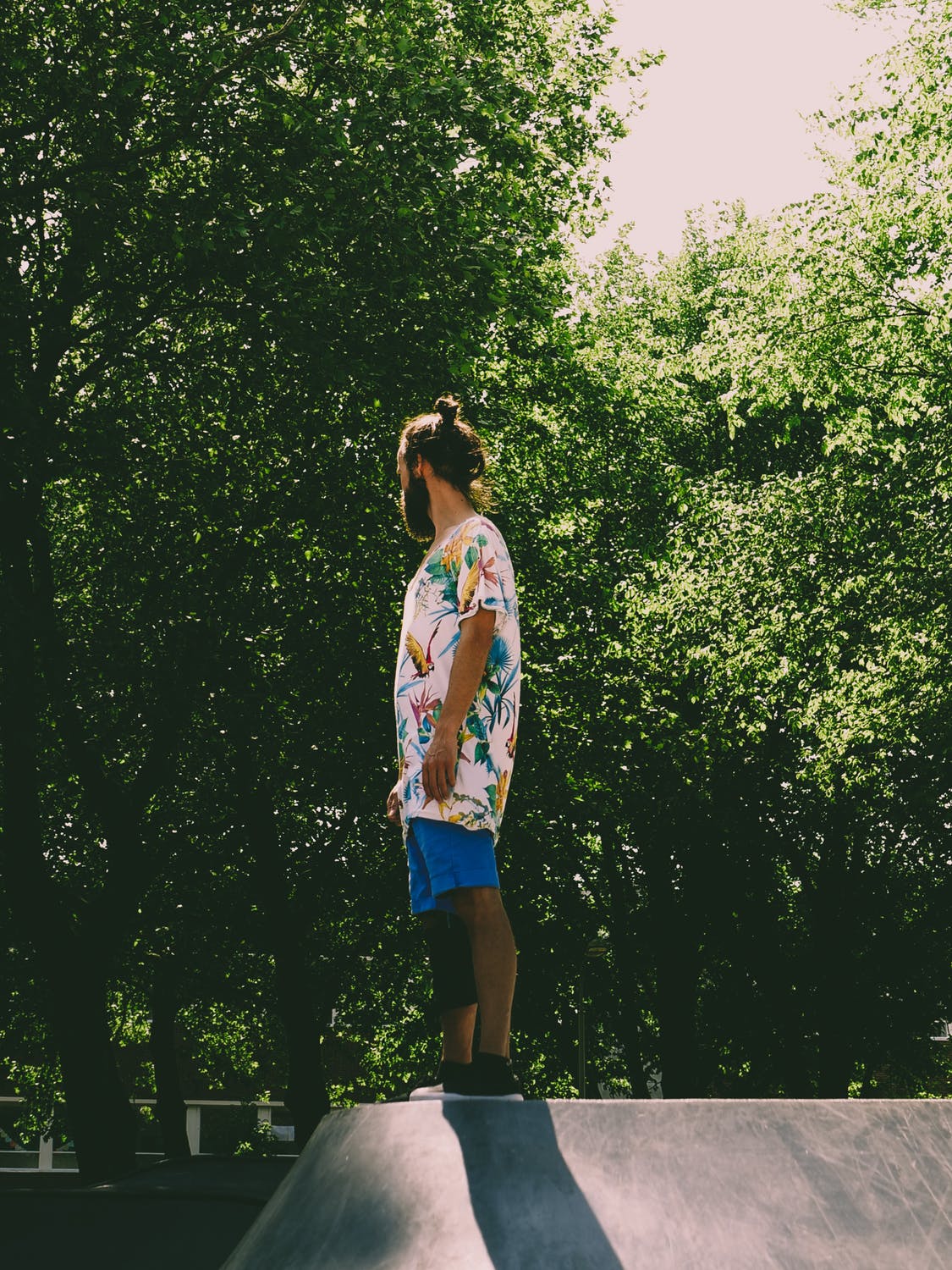 idée de tenue hippie chic homme décontracté avec t shirt oversize à motif tropical et short homme couleur bleue